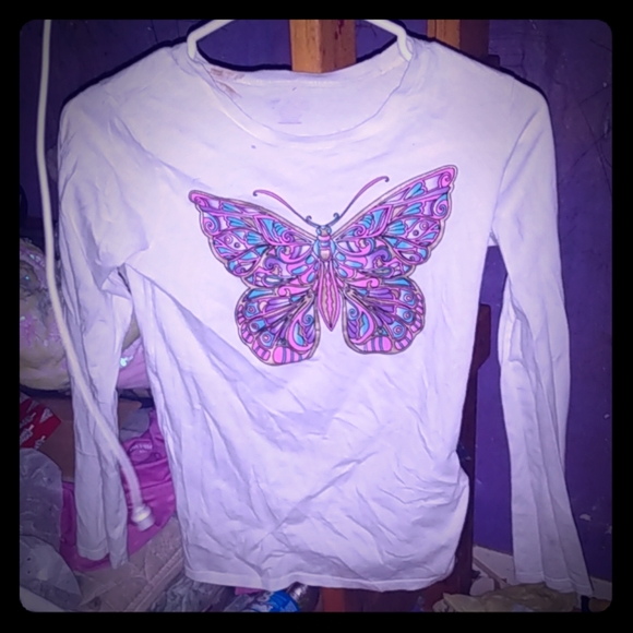 A long sleeve shirt - Picture 1 of 1